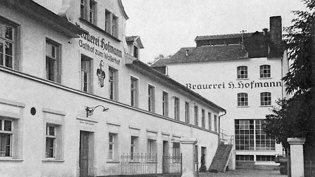 Die K&uuml;pser Brauerei Hofmann im Jubil&auml;umsjahr 1966 mit dem Sudhaus im Hintergrund, links das Wirtschaftsgeb&auml;ude mit Saal.  Foto: privat