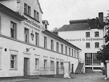 Die Küpser Brauerei Hofmann im Jubiläumsjahr 1966 mit dem Sudhaus im Hintergrund, links das Wirtschaftsgebäude mit Saal.  Foto: privat