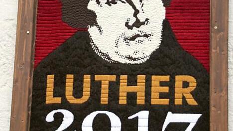 Zum Reformationsjubiläum haben die Frauen der Lichtstube in Gemünda ein zwei mal einen Meter großes Lutherportrait gestickt. Foto: B. Knauth