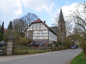 Auf dem Gelände des einstigen Gärtnerhauses des, Weißenbrunner Schlosses, hat ein Anwohner Knochenreste gefunden. Was es mit ihnen auf sich hat, ermittelt derzeit die Coburger Kriminalpolizei. Foto: Rainer Lutz