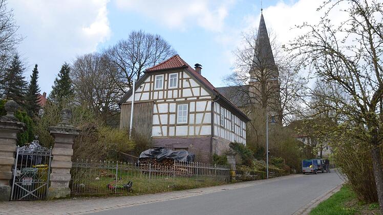Auf dem Gelände des einstigen Gärtnerhauses des, Weißenbrunner Schlosses, hat ein Anwohner Knochenreste gefunden. Was es mit ihnen auf sich hat, ermittelt derzeit die Coburger Kriminalpolizei. Foto: Rainer Lutz