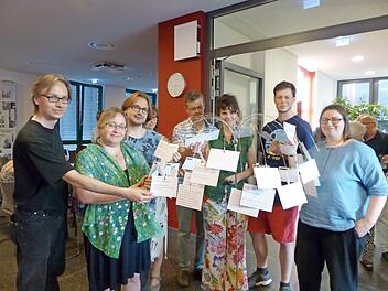 Arno Schlick, Anne Plau, Micha Pietrucha, Sylvia Hubele, Thomas Werner, Natascha Dragnic, Johann Roch und Nita Paul (v. l.) beteiligten sich an der Forchheimer Ausstellung.  Foto: Pauline Lindner