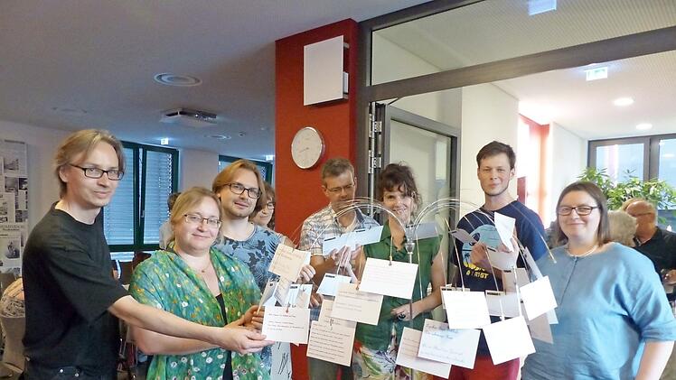 Arno Schlick, Anne Plau, Micha Pietrucha, Sylvia Hubele, Thomas Werner, Natascha Dragnic, Johann Roch und Nita Paul (v. l.) beteiligten sich an der Forchheimer Ausstellung.  Foto: Pauline Lindner