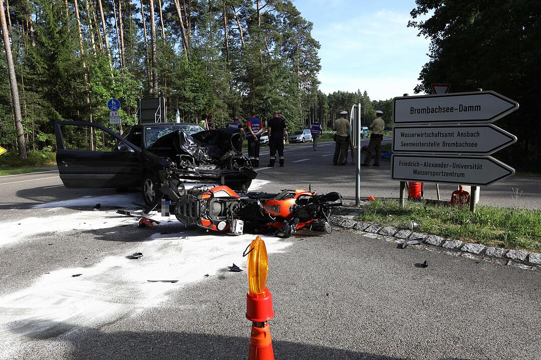 Pleinfeld: 22-jährige Bikerin stirbt bei Unfall
