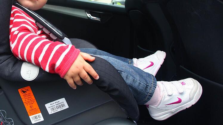 Ein kleiner Bub hat in Altdorf einen Unfall verursacht. Symbolfoto: Frank May/dpa