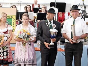 Die Schützenkönige mit den Pokalgewinnern. Mit im Bild Vorsitzender Josef Maier (2. v. r.).  Foto: Michael Wunder