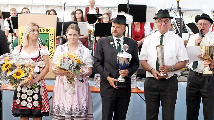 Die Schützenkönige mit den Pokalgewinnern. Mit im Bild Vorsitzender Josef Maier (2. v. r.).  Foto: Michael Wunder