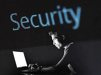 Die Betrüger betreiben ihre Masche über Chat-Kontakt im Internet. Symbolbild: pixabay/methodshop