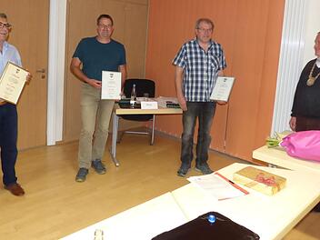 Mit Corona-Sicherheitsabstand erfolgte die Ehrung der ausgeschiedenen Räte und des scheidenden Bürgermeisters (v. l.): Peter Schmitt, Reinhold Geck, Josef Geck und Gerhard Riediger. Foto: Thomas Weichert