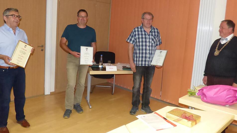 Mit Corona-Sicherheitsabstand erfolgte die Ehrung der ausgeschiedenen Räte und des scheidenden Bürgermeisters (v. l.): Peter Schmitt, Reinhold Geck, Josef Geck und Gerhard Riediger. Foto: Thomas Weichert