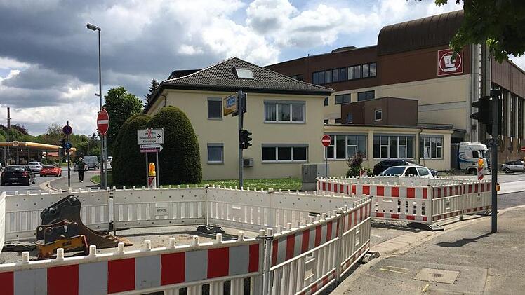 Die Straße Am Goldenen Feld ist im Bereich des Edeka-Marktes bis zum Kreuzstein gesperrt. Es gibt hier eine Einbahnregelung. Neue Gas- und Wasserhauptleitungen werden verlegt. Die Verkehrsfreigabe erfolgt wohl in der Woche nach Pfingsten.