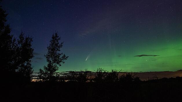 Nordlichter und der Komet Neowise