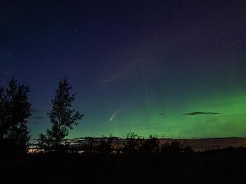 Nordlichter und der Komet Neowise