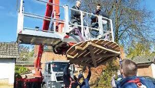 Eine Holzplattform bietet die Unterlage für den neuen Nistplatz.