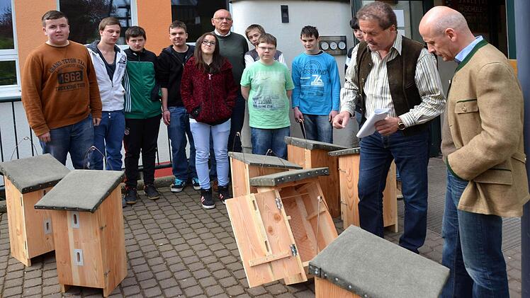 Damit die Hornissen überleben können und doch niemanden stören, hat die Fachgruppe Holz an der Saaletalschule zehn "Mündener Hornissenkästen" gebaut. Schüler, Schulleiter Norbert Paul und Werklehrer Rüdiger Brux übergaben die neuen Hornissenwohnungen an Helmut Fischer, den Vorsitzenden des Kissinger Jägervereins.  Foto: Peter Rauch