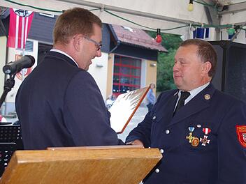 Vorsitzender Ralf Wich ernennt Elmar Geigerhilk zum Ehrenmitglied. Fotos: Heike Schülein