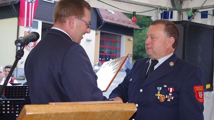 Vorsitzender Ralf Wich ernennt Elmar Geigerhilk zum Ehrenmitglied. Fotos: Heike Schülein