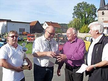 Preisverleihung und Pokalübergabe an die Gewinner der Oldtimer- Fahrprüfung (von links): Hans Gäbler, Bürgermeister Egon Herrmann, Herbert Höfner und Vorsitzender Gerhard Moser Foto: K.- H. Hofmann