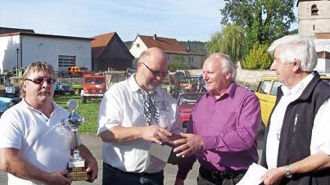 Preisverleihung und Pokalübergabe an die Gewinner der Oldtimer- Fahrprüfung (von links): Hans Gäbler, Bürgermeister Egon Herrmann, Herbert Höfner und Vorsitzender Gerhard Moser Foto: K.- H. Hofmann