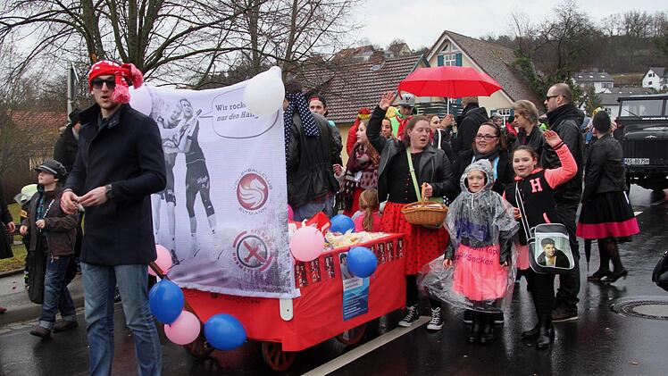 "Wir rocken nicht nur den Hangar, sondern auch den Fasching" - die Fans der "Red Barons" mit ihren Volleyballern. Foto: Günther Geiling