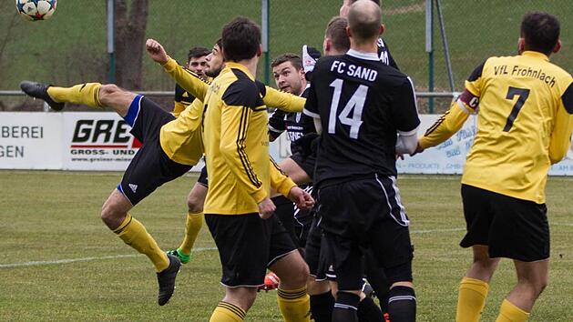 Alles oder nichts wie hier durch einem Fallr&uuml;ckzieher von Daniel Alles gegen Sand versucht, muss der VfL Frohnlach heute in Erlenbach spielen. Foto: Heinrich Wei&szlig;