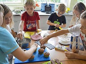 Mit vollem Einsatz zauberten die Kinder allerhand süße und herzhafte Köstlichkeiten für ihre Gäste bei der Zaubershow.