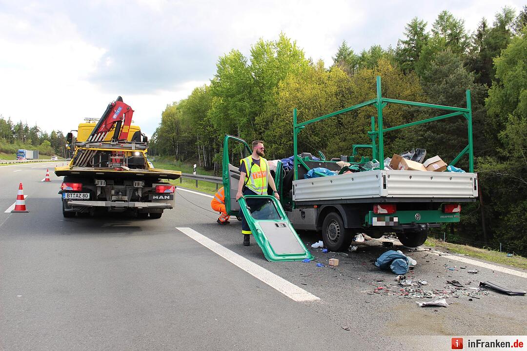 A9: Kleintransporter prallt gegen Heck eines Lkws – drei Menschen schwer verletzt