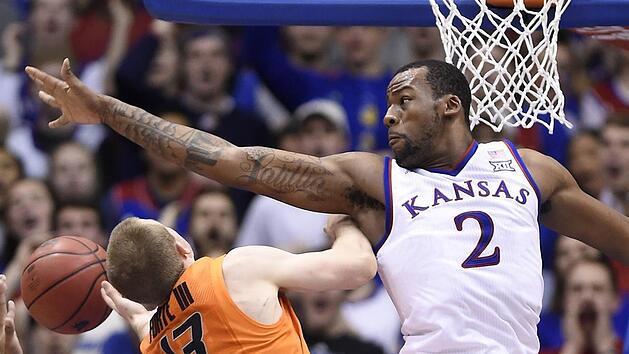 Cliff Alexander (rechts), hier noch im Trikot der Universit&auml;t Kansas, spielt in  der kommenden Saison f&uuml;r Brose Bamberg. Foto: Imago