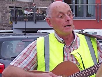 Axel Witthauer griff bei der Demo auch zur Gitarre. Foto: Marco Meißner