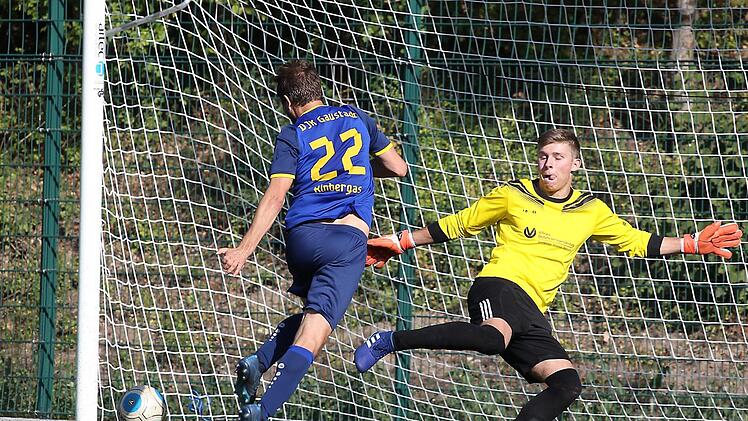 In der ersten Halbzeit kassierte Yannick Leisgang als Torwart der SG Schlüsselfeld/Aschbach drei Gegentore, in Hälfte 2 trug er als Stürmer mit zwei Treffern zum Sieg gegen Waizendorf bei. Archivbild: sportpress