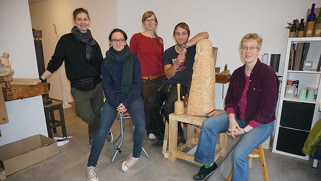 Die K&uuml;nstler des K&uuml;nstlerkolletiv Rh&ouml;n stellen sich vor. Das Bild zeigt von links: Johanna Barth, Johanna Helle, Maria Schwarz, Nico Jendrusch und Claudia Fink. Foto: Marion Eckert