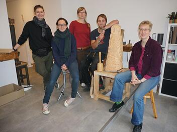 Die Künstler des Künstlerkolletiv Rhön stellen sich vor. Das Bild zeigt von links: Johanna Barth, Johanna Helle, Maria Schwarz, Nico Jendrusch und Claudia Fink. Foto: Marion Eckert