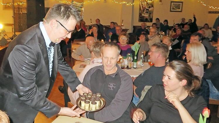 Im schwarzen Glanzjacket serviert Michael A. Tomis Zuschauern Eierlikör im Schokowaffelbecher. Foto: Monika Schütz