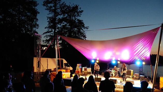 Stimmungsvolles Event vor der Kulisse des Main-Donau-Kanals: Der "Nachsommer" rockt die Erba-Insel.   Fotos: Julian Megerle