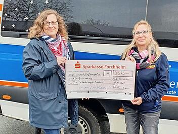 Karin Fenzl (rechts) und ihre Schwester Elke Seeler, die mitgestrickt hat, mit dem Scheck f&uuml;r den "W&uuml;nschewagen Franken" Foto: privat
