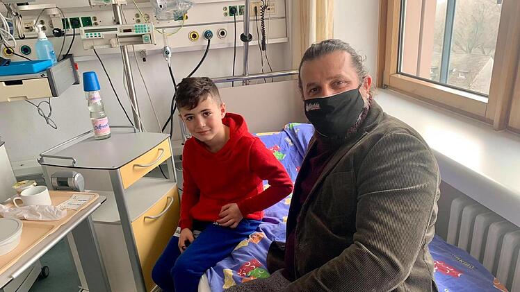 Florim Gashi besucht den jungen Adri im Duisburger Krankenhaus