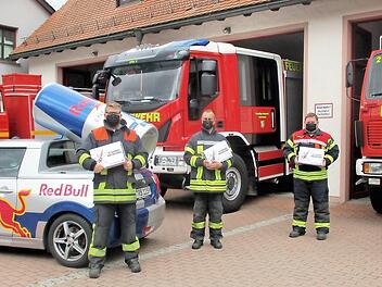 Kein neues Einsatzfahrzeug, aber eine große Energielieferung, das brachte die Firma Red Bull zur Feuerwehr Steinwiesen. Kommandantin Kerstin May (re) und ihr Team waren begeistert.