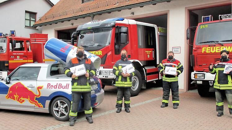 Kein neues Einsatzfahrzeug, aber eine große Energielieferung, das brachte die Firma Red Bull zur Feuerwehr Steinwiesen. Kommandantin Kerstin May (re) und ihr Team waren begeistert.