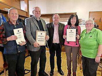 Ehrungen beim Frankenwaldverein. Im Bild (von links) Ludwig Beck, Friedhelm Frank, Bürgermeister Werner Burger, Renate Lauterbach und Vorsitzende Margitta Hieke