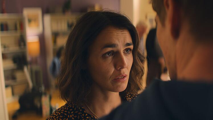 Karo (Lucie Heinze) bittet Knut (Helgi Schmid) um ein Gespr&auml;ch unter vier Augen.