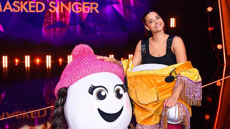 Eggi musste schl&uuml;pfen - und offenbarte sich als Moderatorin Amira Aly.