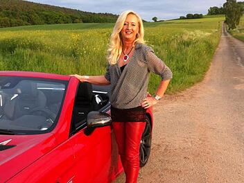 Auch wenn sie hier neben einem schicken Auto steht: Karin Bender ist sportlich, geht regelmäßig joggen. Die 55-Jährige ist gelernte Friseurmeisterin und arbeitet mittlerweile als Modeberaterin. Foto: privat