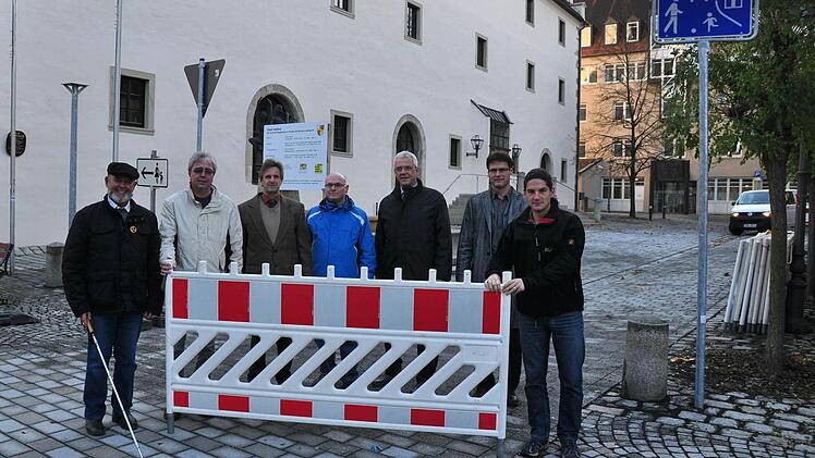Auf dem Platz zwischen Rathaus, Stadthalle und Landratsamt in Haßfurt wurde ein neues Pflaster verlegt, das nun einen barrierefreien Zugang zu allen Gebäuden ermöglicht. Unser Bild zeigt (von links) Michael Schulz, Blinden- und Sehbehindertenbeauftragter des Seniorenbeirats, Stephan Schnös vom technischen Bauamt, Wolfgang Braun, Leiter des technischen Bauamts, Hans-Josef Hero, den Behindertenbeauftragten des Landkreises, Bürgermeister Günther Werner, Robert Barth, Leiter der Bauverwaltung und...
