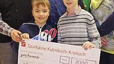 Die Schülersprecher Elias Görtler (l.) und Tim Reißig überreichten Franz Kluge (l.) den Scheck. Daneben Schulleiter Ulrich Weiß sowie die Elternbeirats-Vize-Vorsitzende Corinna Nickol.  Foto: Heike Schülein