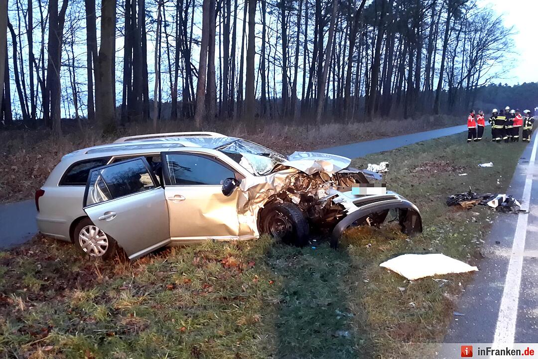 Zwei Schwerverletzte bei Frontalzusammenstoß auf der B14