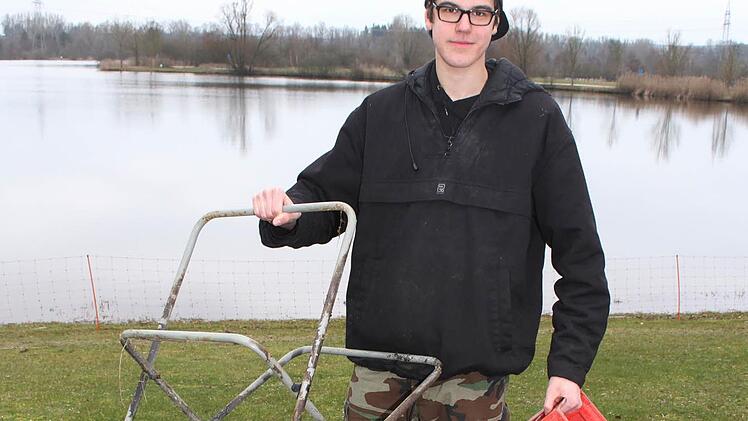 Stühle, Bierkästen, Flaschen und vor allem jede Menge Plastik hat Christoph Kubin (18) aus dem Wasser gefischt. Foto: Sonja Adam