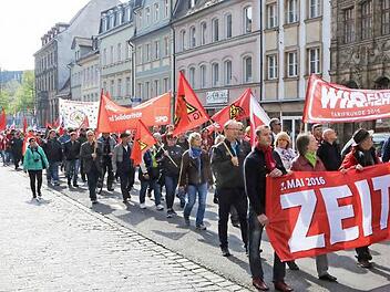 Kurz vor dem Ziel Gabelmann: Die Kundgebungsteilnehmer in der Langen Straße. Fotos: RiegerPress
