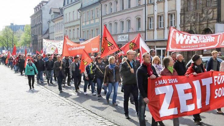 Kurz vor dem Ziel Gabelmann: Die Kundgebungsteilnehmer in der Langen Straße. Fotos: RiegerPress
