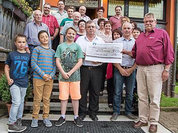 Gruppenbild mit Scheck (vorne rechts): Pfarrer Rudolf Scharf und Franz Zillig, oben in der zweiten Reihe links Gerald Werner  Foto: Hartmut Klamm