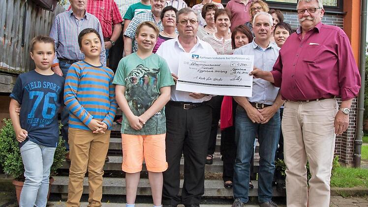 Gruppenbild mit Scheck (vorne rechts): Pfarrer Rudolf Scharf und Franz Zillig, oben in der zweiten Reihe links Gerald Werner  Foto: Hartmut Klamm